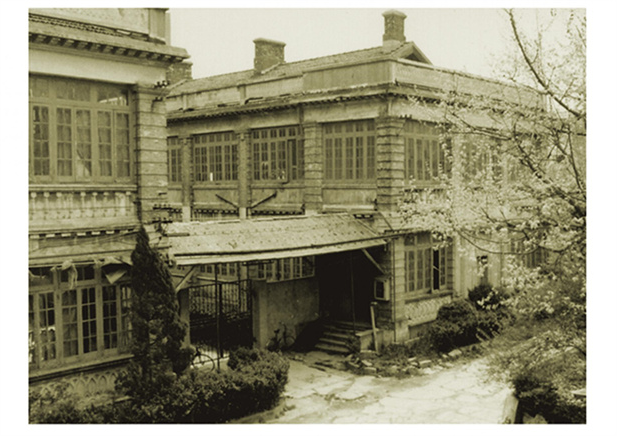 1949年新中国建立前后，中间防疫尝试处前后改名为中间防疫处、天坛防疫处。12月，移交中华国民共和国卫生部间接带领。同年，华东国民制药公司上海生物成品厂（上海生物成品研讨所前身）建立，图为上海生物成品厂.jpg