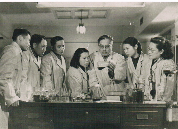 1950年月，闻名微生物药物学家，前任上海医药产业研讨院抗生素室主任、副院长、名望院长的童村，与科研职员在一路展开课题研讨。.jpg