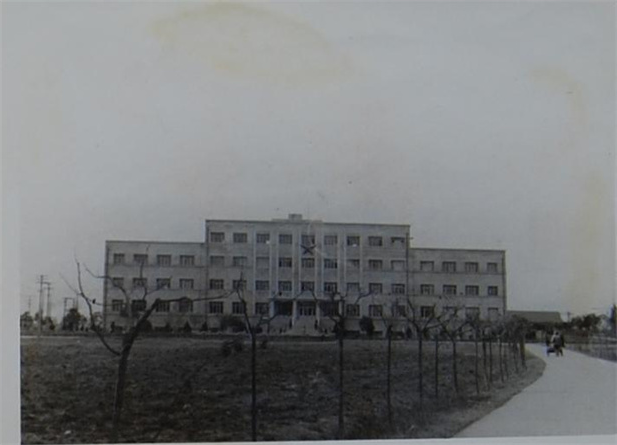 1958年，成都生物成品研讨所建立。经由过程几年的机构调剂、革新和扶植，我国建成了北京、长春、成都、兰州、上海、武汉六大生物成品研讨所。它们既是出产又是研讨机构，慢慢成为本地区利用微生物学、免疫学研讨开辟基地及免疫接种迷信手艺的指点中间.jpg