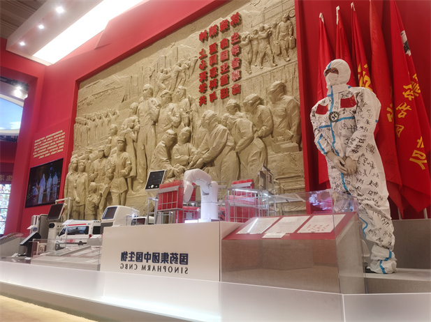 2022年9月，“奋进新时代”主题成就展在北京展览馆开幕，向观众们展示新时代党和国家事业取得的历史性成就、发生的历史性变革。竞技宝
多项科技创新成果和抗击疫情战果在中央综合展区多个单元惊艳亮相，受到社会各界和媒体的广泛关注.jpg