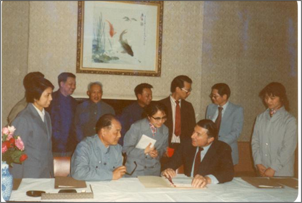 1982年5月，上海施贵宝合伙签约典礼，是中国鼎新开放今后建立的第一家中美合伙制药企业。.png
