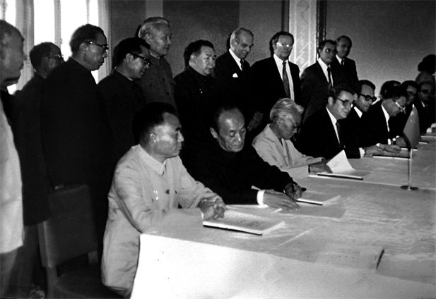 1982年11月，中瑞合伙企业华瑞制药在京签约.jpg