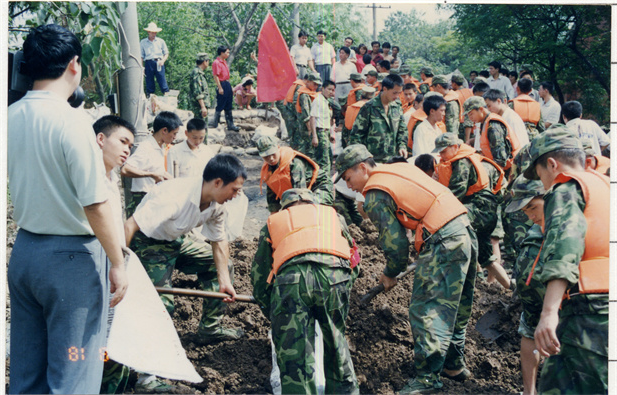 1998年8月15日，太极团体派出41名员工构成抗洪抢险队，赴湖北荆州抗洪抢险。.jpg