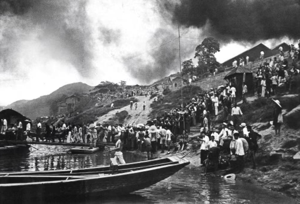 1937年抗日战斗周全迸发，麻经处在重庆筹建中间制药厂 (东北药业的前身)，出产的麻醉药品首要供应各战区、作战队伍、病院等。8年抗战时代，麻经处为抗日战斗中数百个师级以上单元供应了大批麻醉药品，通俗药品间接发卖给卫生署带领的“战时药品司理委员会”。中间制药厂为篡夺抗日战斗的周全成功作出载入史乘的进献。.jpg