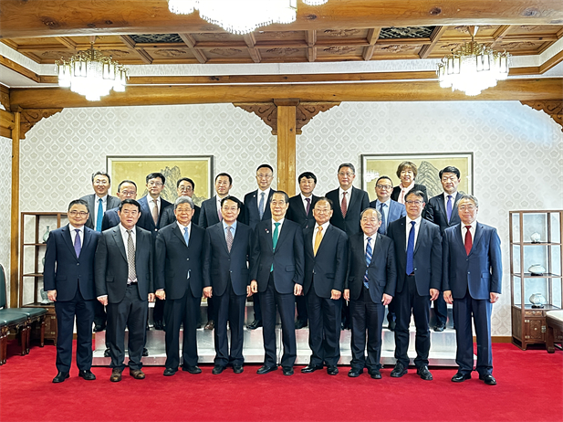 2023年12月20日，竞技宝
党委书记、董事长刘敬桢参加韩国总理韩德洙会见中方代表团活动并作为代表发言，就中韩两国在生命健康领域未来发展合作提出积极建议。韩德洙对竞技宝
在韩中经济社会及生命健康领域的合作发展表示赞许。.jpg